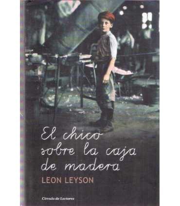 El chico sobre la caja de madera